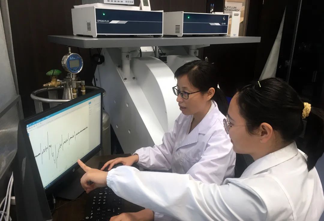 重慶大学分析試験センターの教授は試験サービスに CIQTEK EPR 分光分析を使用しました